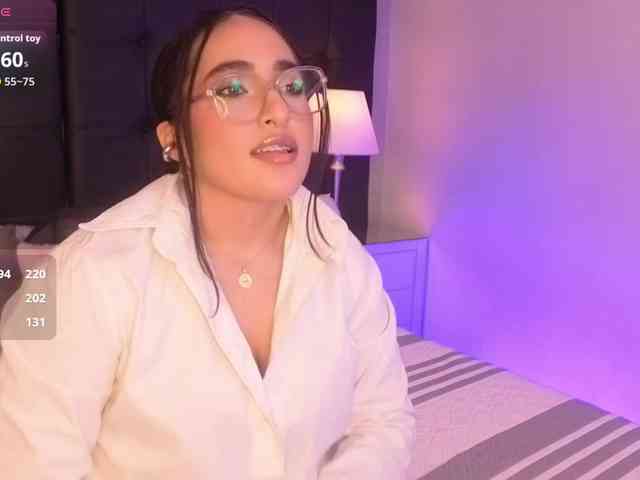 Luluwest's cam show statistics and live stream