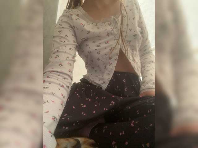 Meow18-1 live cam on BongaCams