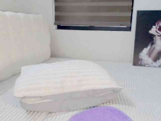 Alicce-silkyy webcam