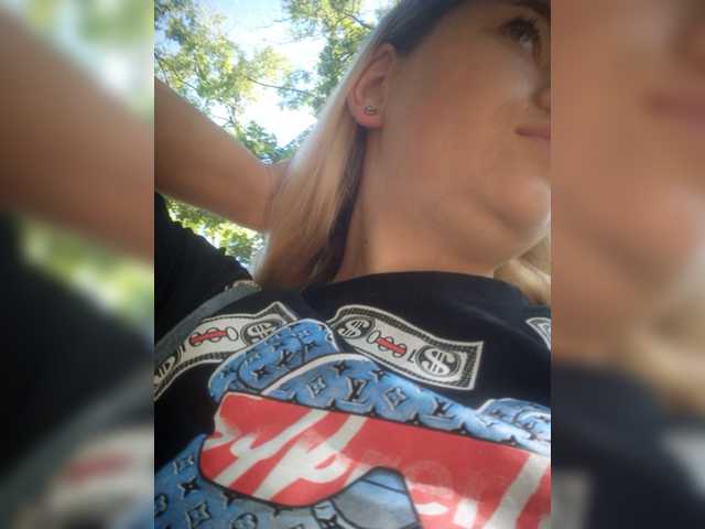 Mamamsi4 live cam on BongaCams