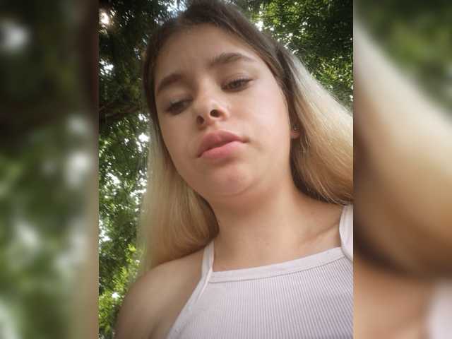 Mamamsi4 live cam on BongaCams