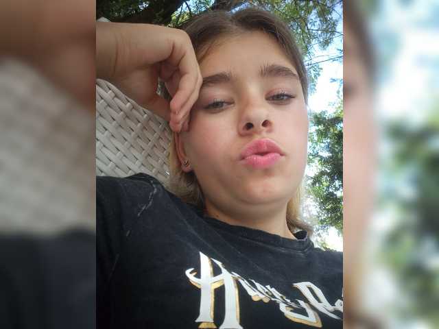 Mamamsi4 live cam on BongaCams