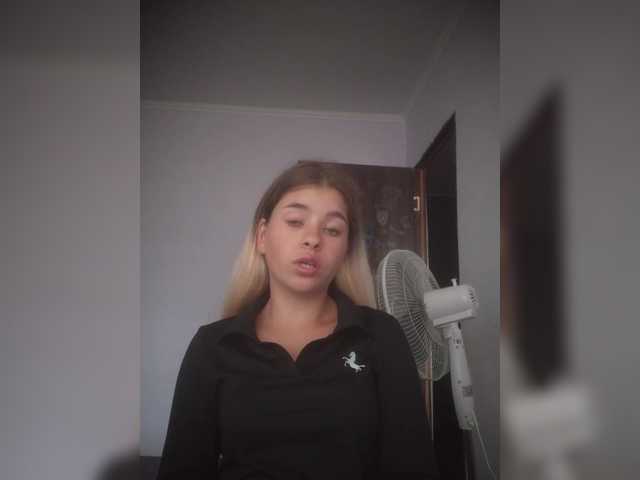 Mamamsi4 live cam on BongaCams