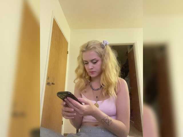 hellokitty23 live cam on BongaCams