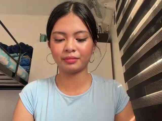 ClaraAllTheWay webcam
