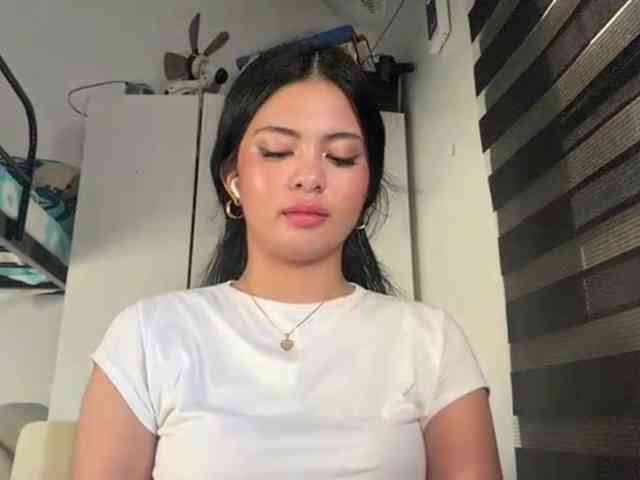 ClaraAllTheWay webcam