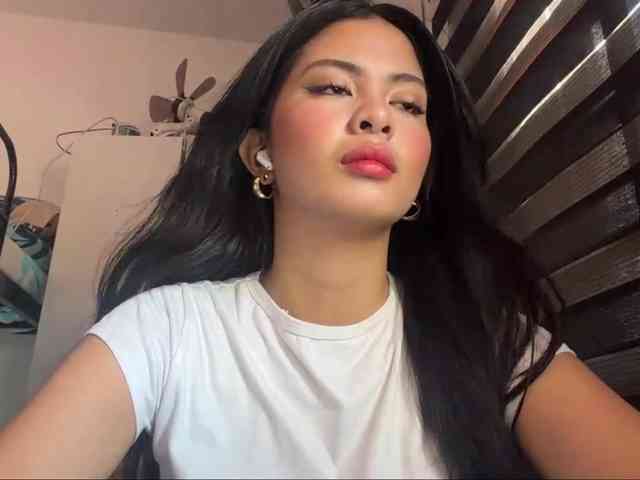 ClaraAllTheWay webcam