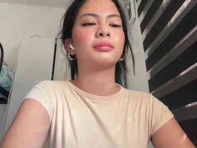 ClaraAllTheWay webcam
