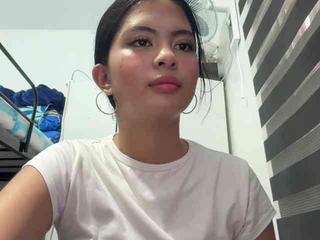 ClaraAllTheWay webcam