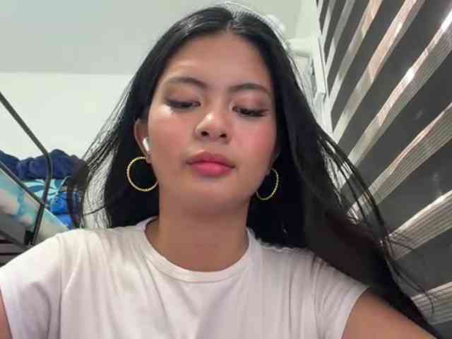 ClaraAllTheWay webcam