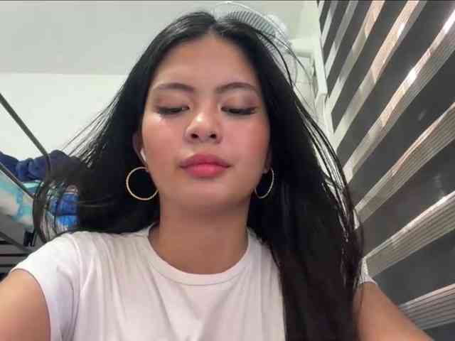 ClaraAllTheWay webcam