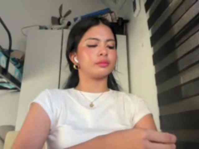 ClaraAllTheWay webcam