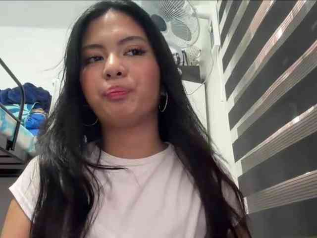 ClaraAllTheWay webcam