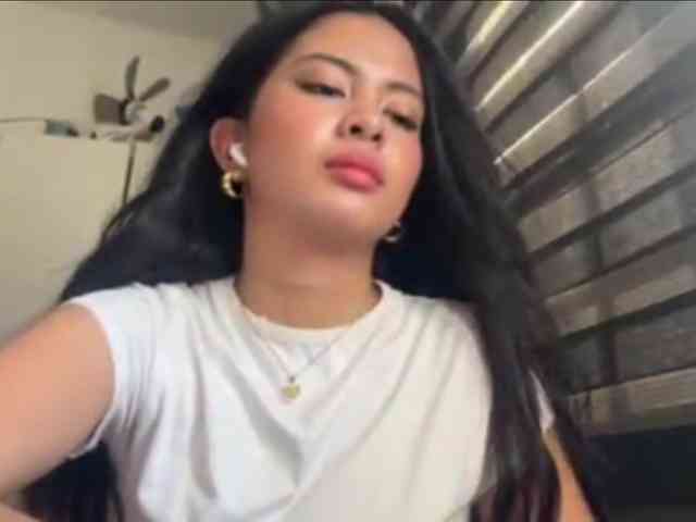ClaraAllTheWay webcam