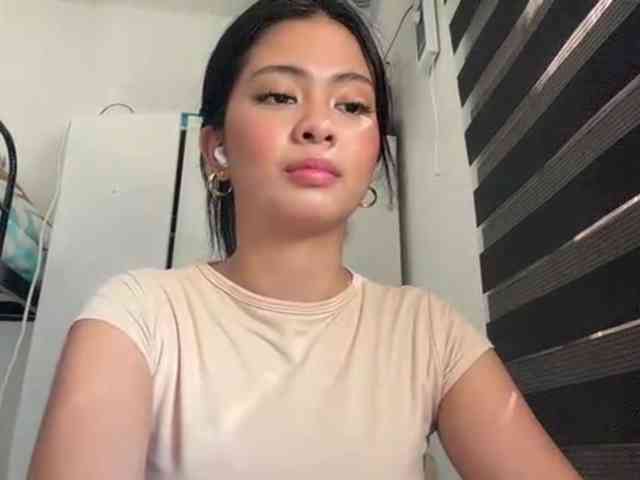 ClaraAllTheWay webcam