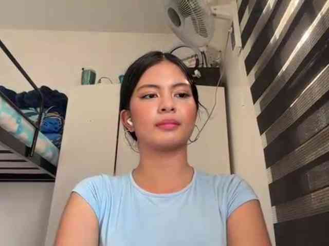 ClaraAllTheWay webcam