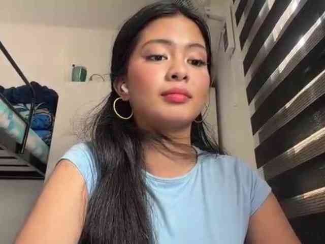 ClaraAllTheWay webcam