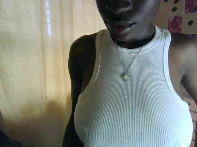 Nadama's cam show statistics and live stream