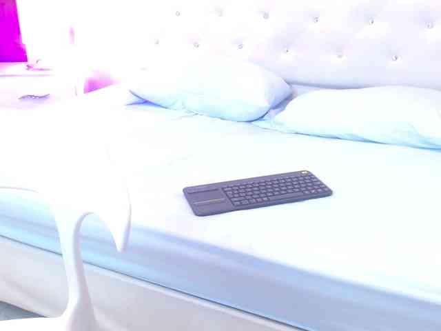 millacurvy webcam