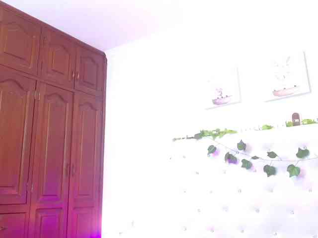 millacurvy webcam