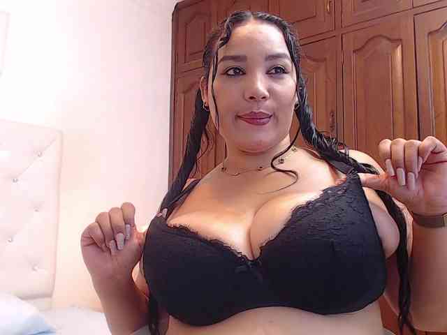 millacurvy webcam