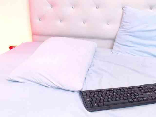 millacurvy webcam