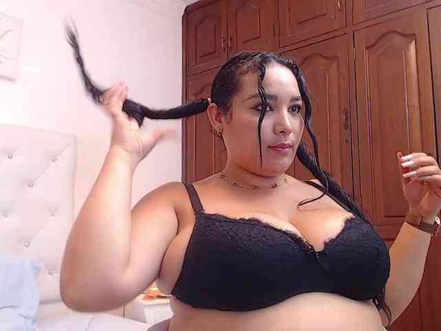 millacurvy webcam