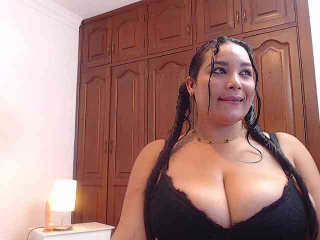 millacurvy webcam
