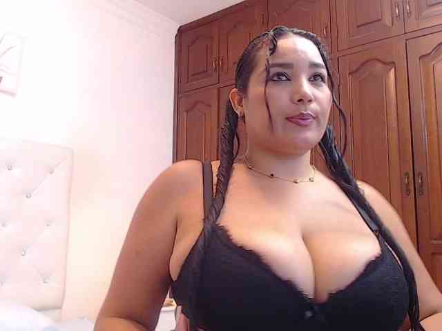 millacurvy webcam