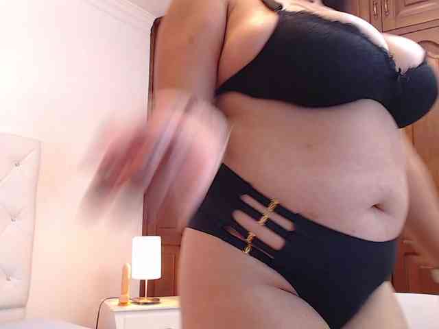 millacurvy webcam