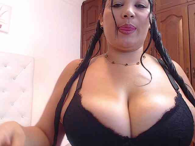 millacurvy webcam