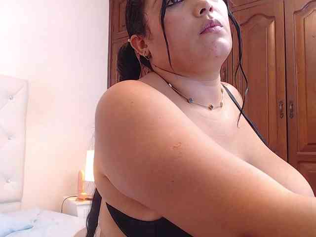 millacurvy webcam