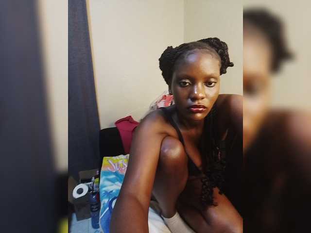 Lustylunna live cam on BongaCams