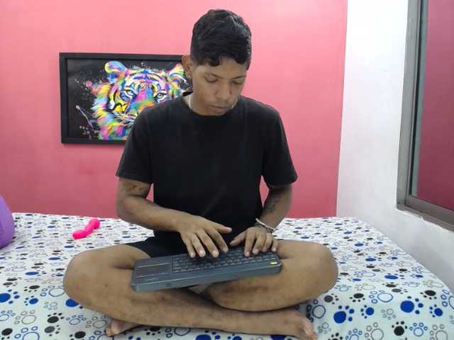 latinosninfomanos live cam on BongaCams