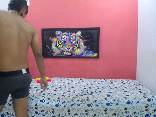 latinosninfomanos live cam on BongaCams