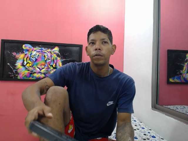 latinosninfomanos live cam on BongaCams