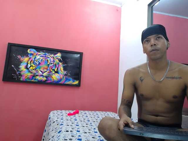 latinosninfomanos live cam on BongaCams