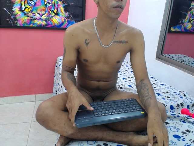 latinosninfomanos live cam on BongaCams