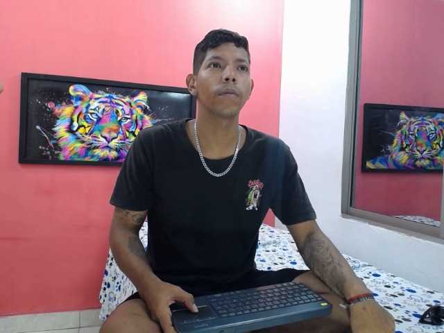 latinosninfomanos live cam on BongaCams