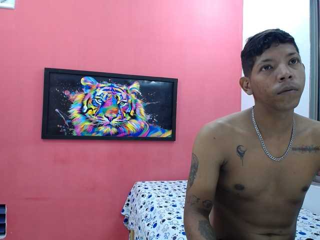 latinosninfomanos live cam on BongaCams