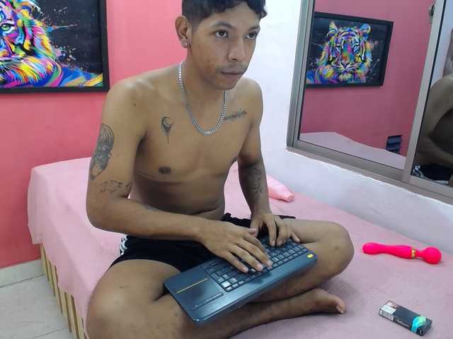 latinosninfomanos live cam on BongaCams