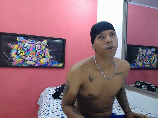 latinosninfomanos live cam on BongaCams