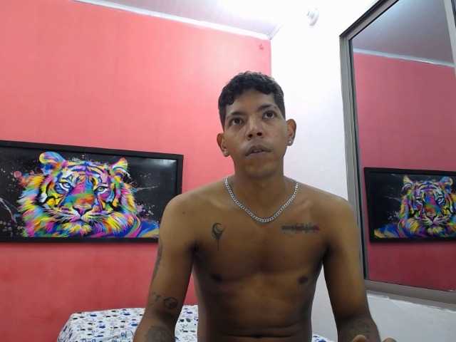 latinosninfomanos live cam on UnifiedCams