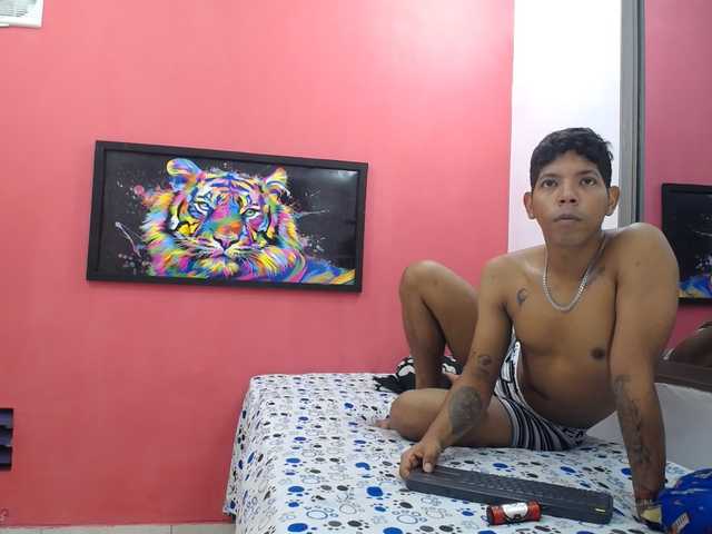 latinosninfomanos live cam on BongaCams