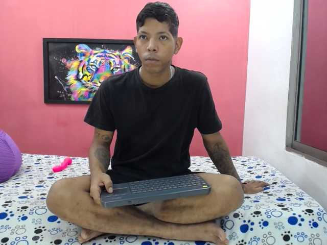 latinosninfomanos live cam on BongaCams