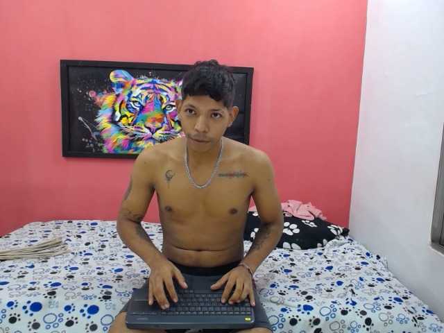 latinosninfomanos live cam on BongaCams