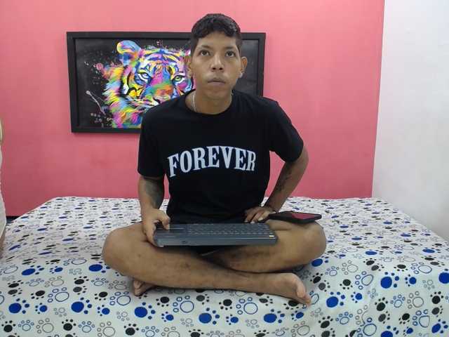 latinosninfomanos live cam on BongaCams