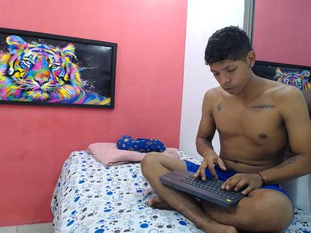 latinosninfomanos live webcam show