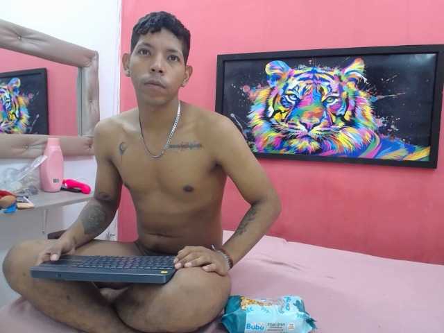 latinosninfomanos live webcam show