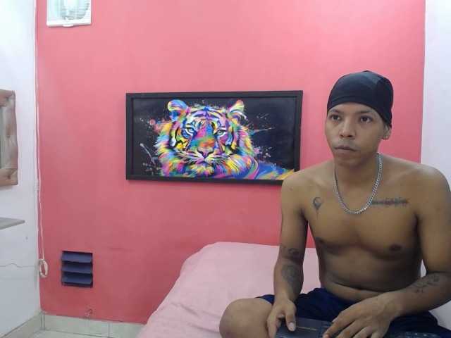 latinosninfomanos live cam on BongaCams